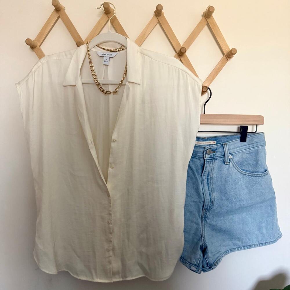 Relaxed fit classic button down